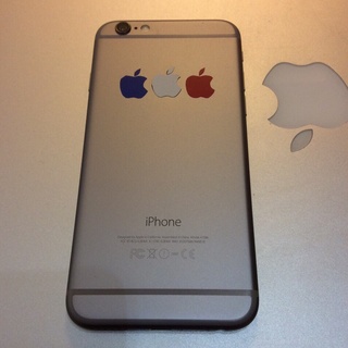 iPhone6にトリコロールりんごステッカー